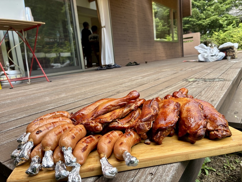 出張グルメBBQで提供したスモークチキンレッグと骨付きフランク