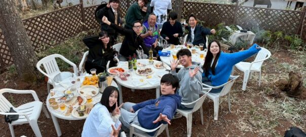 蓼科の貸別荘で出張グルメBBQを楽しむ仲間グループ