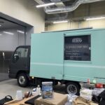エレベーターで車ごと搬入