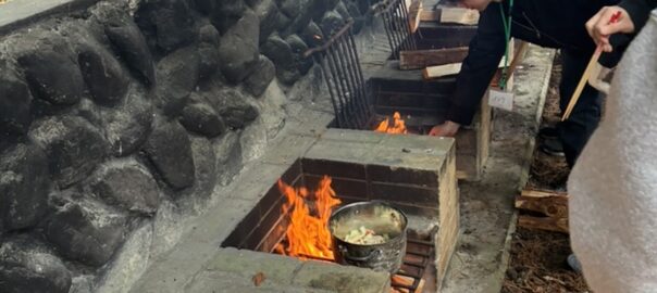 薪に火をつけ調理開始