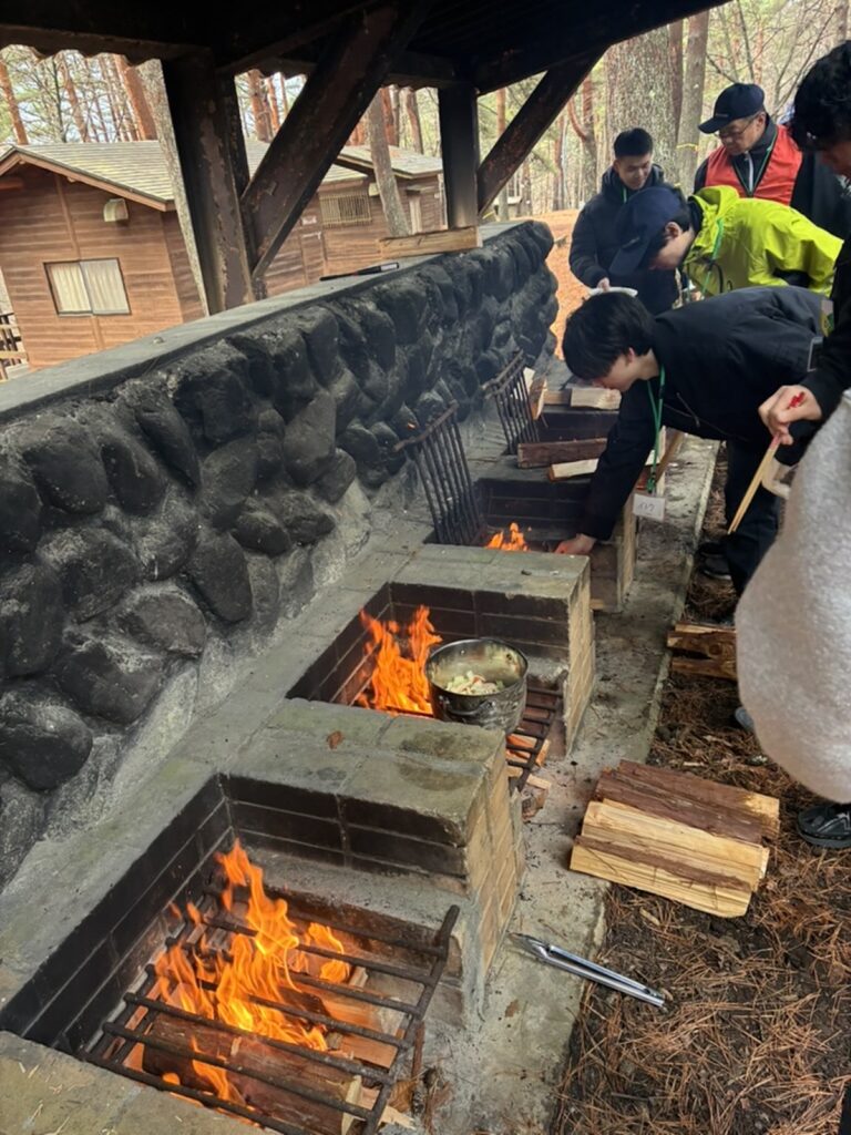 薪に火をつけ調理開始