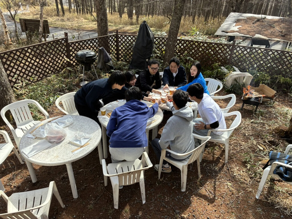 蓼科の別荘テラスでBBQを囲み生ビールで乾杯する様子