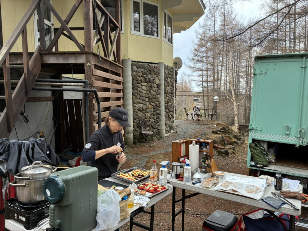 蓼科の別荘で出張BBQの料理を準備する調理風景