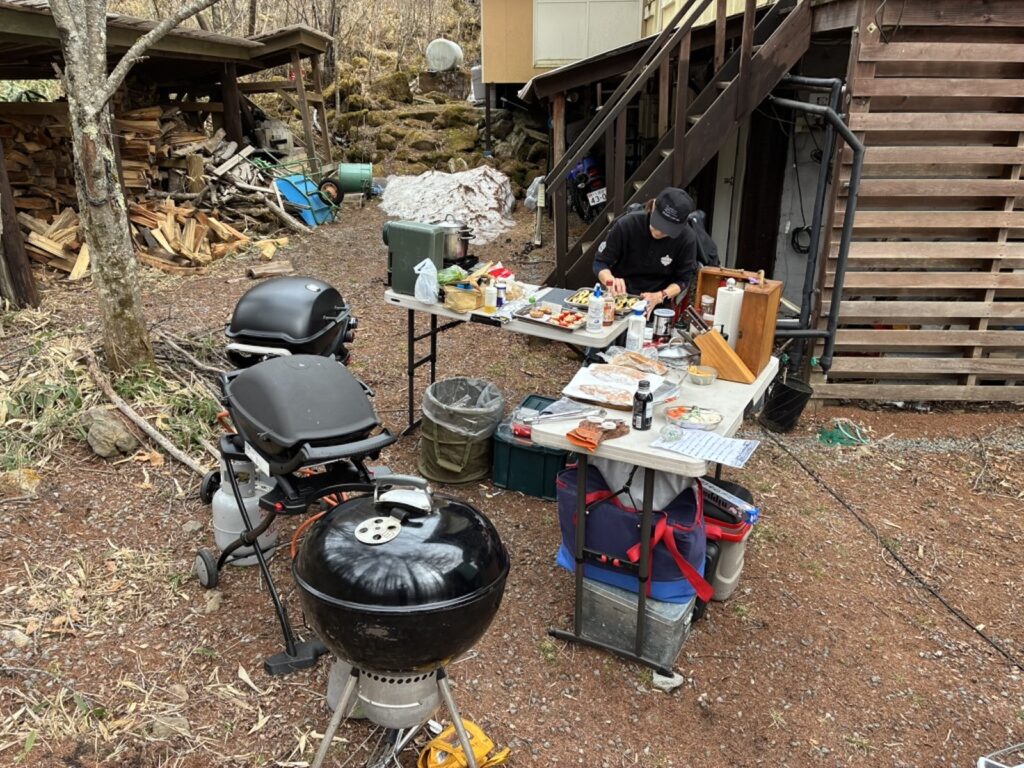 蓼科の別荘で出張BBQの料理を準備する調理風景
